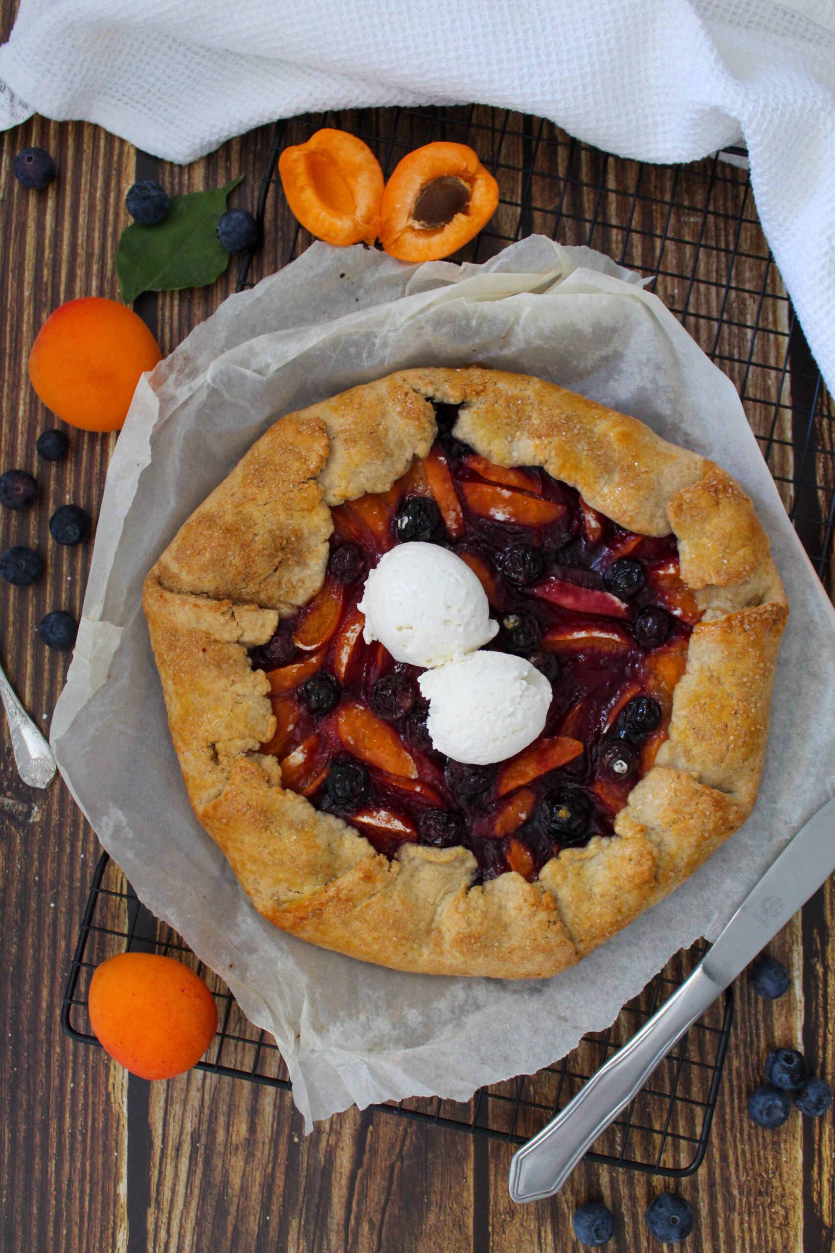 Galette di albicocche e mirtilli